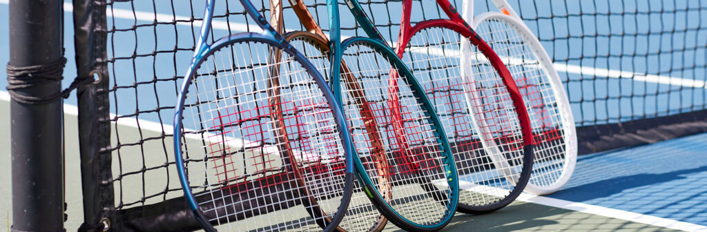 Diverses raquettes de tennis alignées